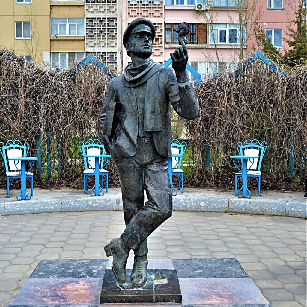 Скульптура великого комбинатора еще недавно была «точкой притяжения» туристов. Скульптура великого комбинатора еще недавно была «точкой притяжения» туристов.