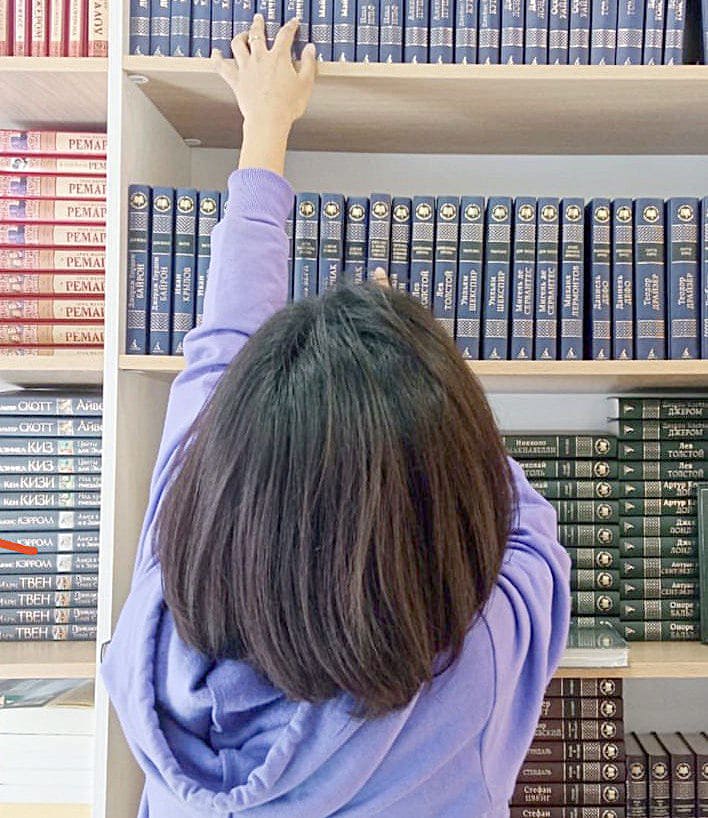 Татьяна ТОПИНА: «Мое первое знакомство с книгой, которая перевернула мой мир с ног на голову – это «Таинственный остров» Жюля Верна. С этого произведения в школе началась моя любовь к литературе. И вот сейчас, уже в осознанные годы, вновь решила перечитать. Эту книгу советую и вам». 