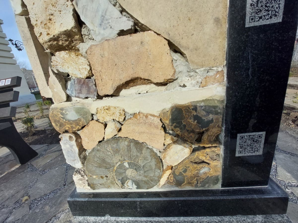 Одна из трех колонн, содержащая образцы осадочных горных пород. В самом низу слева – окаменевший гигантский древний моллюск в разрезе.