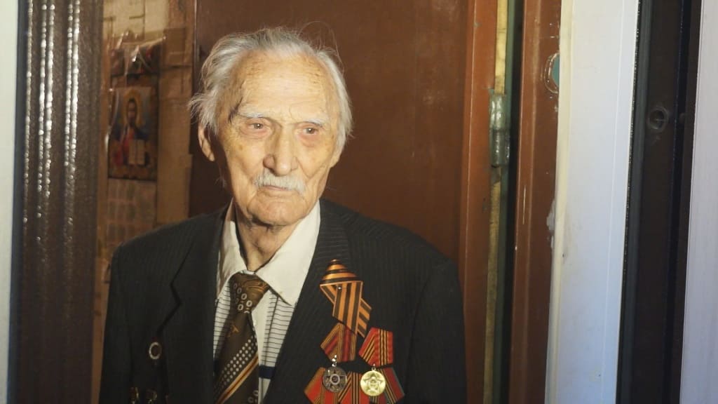 Леонид Николаевич встретил волонтеров при полном параде. Леонид Николаевич встретил волонтеров при полном параде.