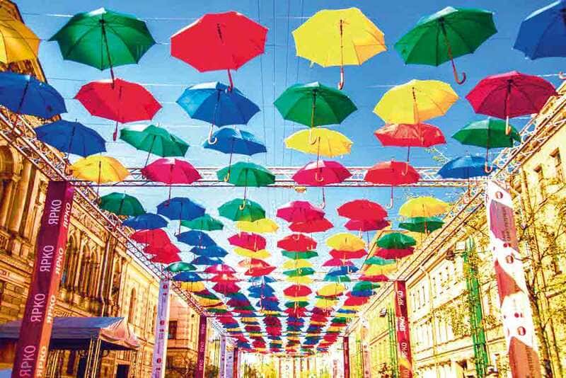 Зонтики в Соляном переулке Санкт-Петербурга. Фото с сайта cityguide-spb.ru Зонтики в Соляном переулке Санкт-Петербурга. Фото с сайта cityguide-spb.ru