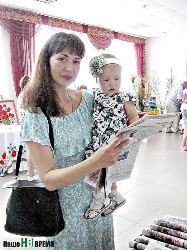 Юлия ДЕЕВА с дочерью Полиной пришла подписаться на газету в первый раз.