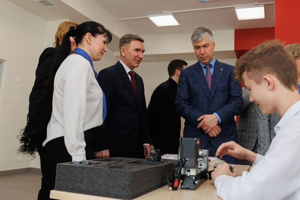 Фото лицея 20 ульяновск. Лицей 20 ростов-на-дону. Директор 79 школы ростов на дону. Многопрофильный лицей ульяновск. Лицей 20 поляничко ростов на дону.