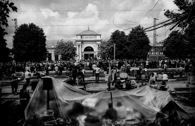 Шахтеры заставили центральную власть забеспокоиться. Отчаявшиеся люди вышли на рельсы и перекрыли железнодорожное сообщение в стране. Шахтеры заставили центральную власть забеспокоиться. Отчаявшиеся люди вышли на рельсы и перекрыли железнодорожное сообщение в стране.