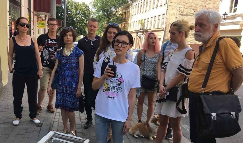 Вопросом, как спасти памятник, обеспокоились молодые ростовчане — архитекторы, художники, дизайнеры, блогеры, не безразличные к судьбе старого Ростова, собравшиеся у здания в минувшую субботу. Объединения как такового у активистов пока нет. Но есть горячее желание сохранить исторический облик центра донской столицы. Спасти то, что еще можно спасти. Вопросом, как спасти памятник, обеспокоились молодые ростовчане — архитекторы, художники, дизайнеры, блогеры, не безразличные к судьбе старого Ростова, собравшиеся у здания в минувшую субботу. Объединения как такового у активистов пока нет. Но есть горячее желание сохранить исторический облик центра донской столицы. Спасти то, что еще можно спасти.