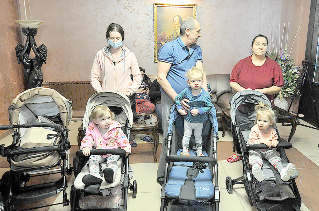 Среди тех, кто сейчас живет в «Звезде», много малышей. И мамы попросили привезти детские коляски. Просьбу выполнили.