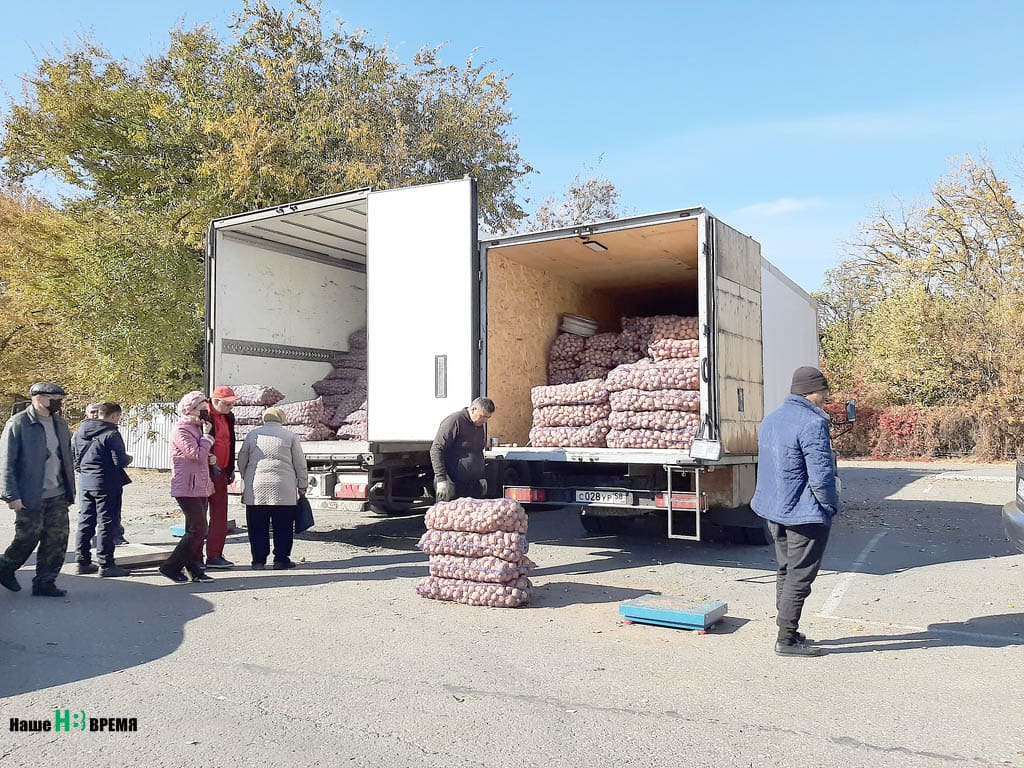 Еще в пятницу на площади перед старым аэропортом развернулась новая площадка оптово-розничной торговли. Людям понравилось. А в субботу ее уже свернули. Люди огорчились и высказались по этому поводу в соцсетях.