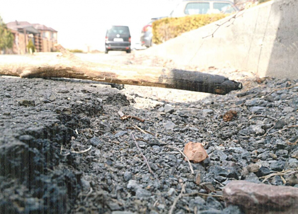 Даже без специальных приборов видно: при таком уклоне вода будет течь под дом…