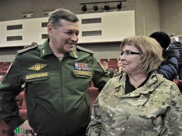 Руководитель организации ветеранов-неделинцев генерал Юрий СКЛЯР первым поздравил Елену НАГИБИНУ с тем, что ее отряд приняли в Поисковое движение России.
