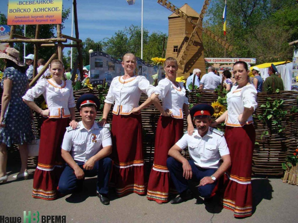 Ансамбль «Вольная песня» на «Шолоховской весне» в Вешенской. Стоит третья слева Людмила Костенко.