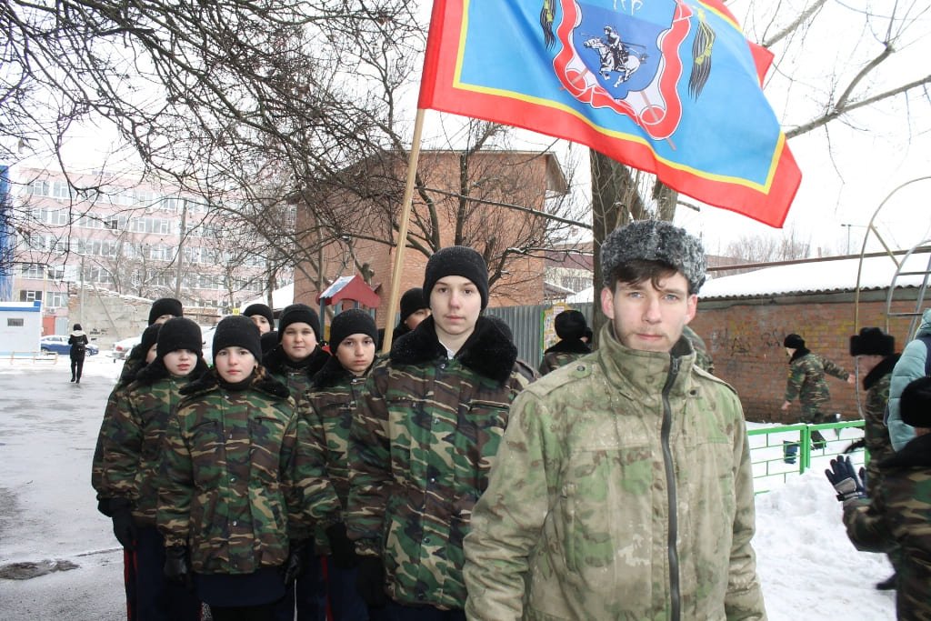 Личный состав казачьего класса школы №77 со своим наставником Владиславом Демьяновым. Личный состав казачьего класса школы №77 со своим наставником Владиславом Демьяновым.