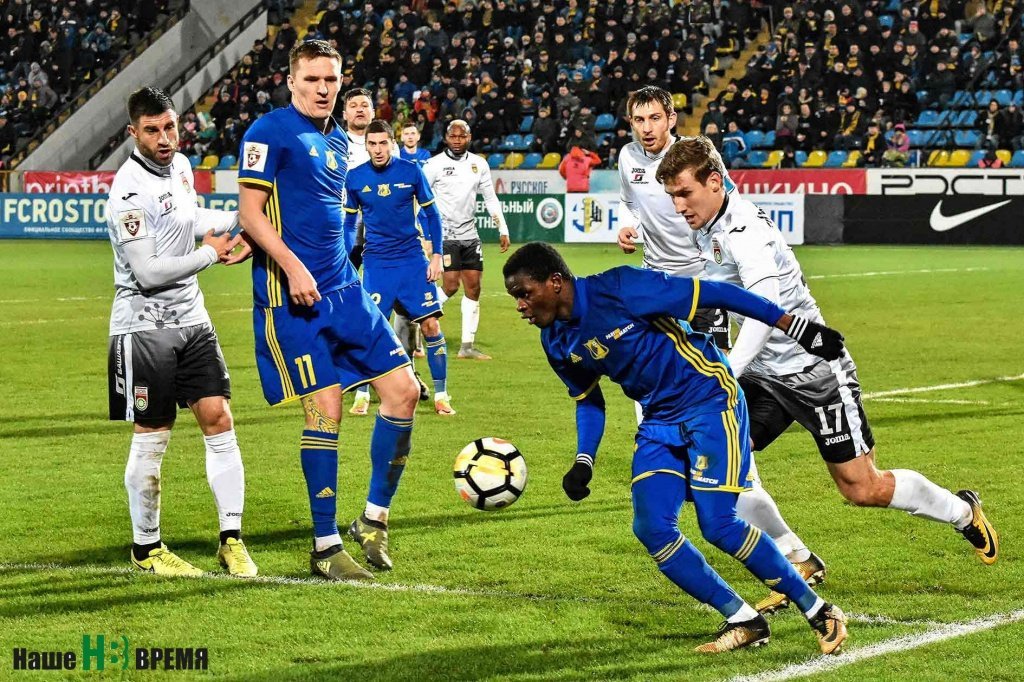 С мячом Мусса Думбия.