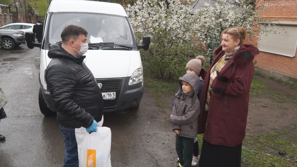 Семье Ирины Карповой такая продовольственная помощь, конечно, очень нужна (слева - Станислав Горяинов)