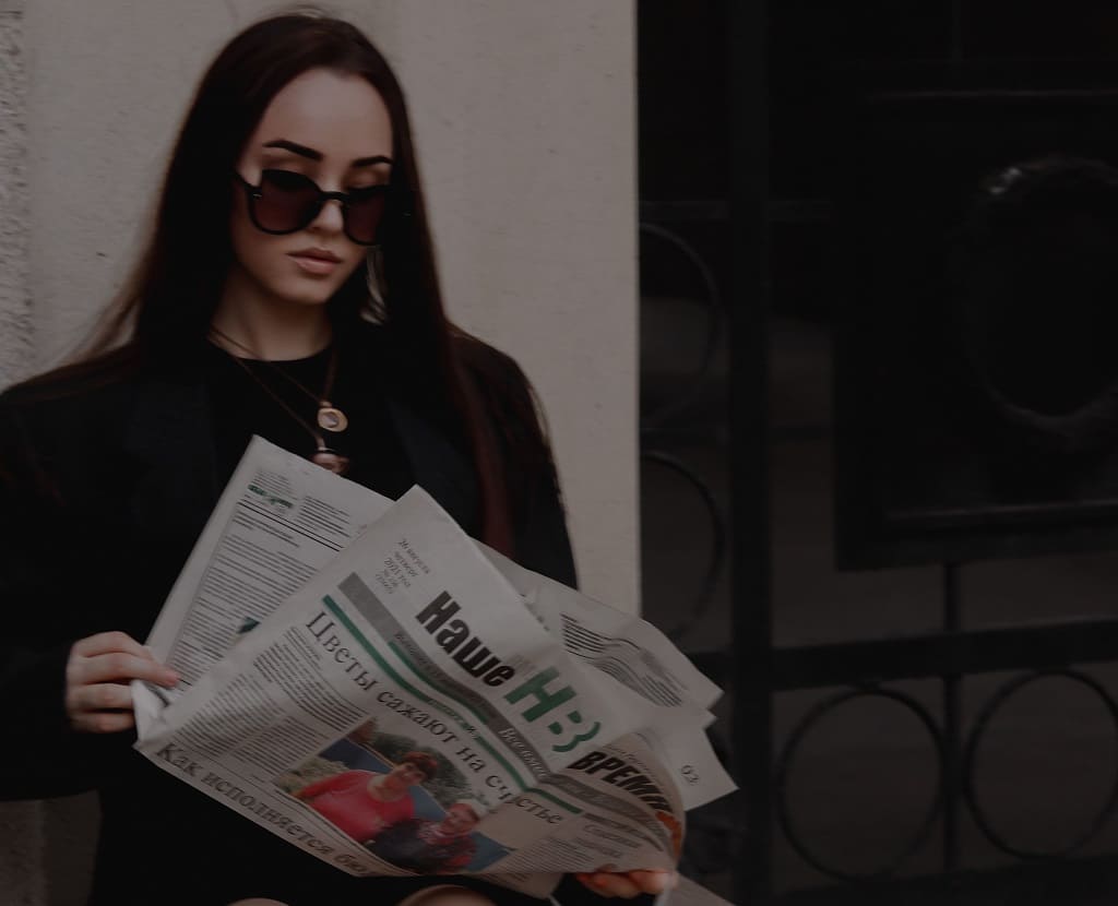 Студентка ЮФУ Дарья ЛИСИЦКАЯ показала, какие стильные фотографии можно сделать с газетой. Сейчас в соцсетях набирают популярность такие фотосессии. В основном газеты жгут. Но только не нашу – ее читают и берегут. Студентка ЮФУ Дарья ЛИСИЦКАЯ показала, какие стильные фотографии можно сделать с газетой. Сейчас в соцсетях набирают популярность такие фотосессии. В основном газеты жгут. Но только не нашу – ее читают и берегут.
