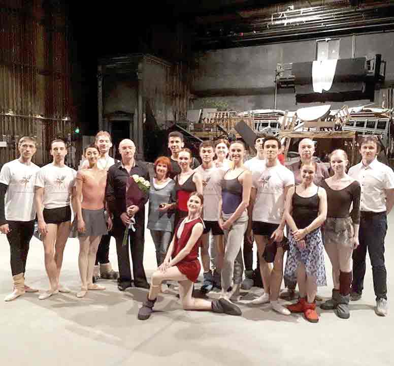 Фото на память после открытого мастер-класса с танцорами балетной труппы. Фото с сайта www.balet24.ru
