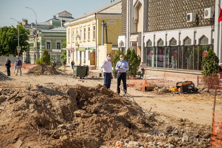 Реконструкцию улицы Петровской обещают закончить к сентябрю.