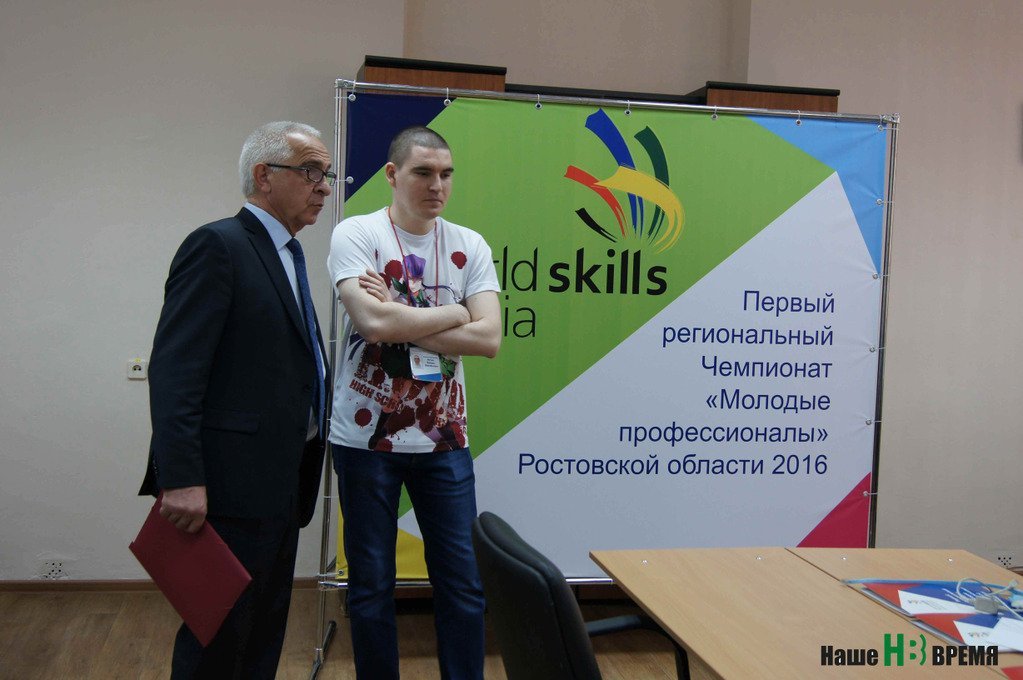 Директор Ростовского колледжа связи и информатики Михаил Стрюков (слева) и национальный эксперт WorldSkills Russia Михаил Фучко.