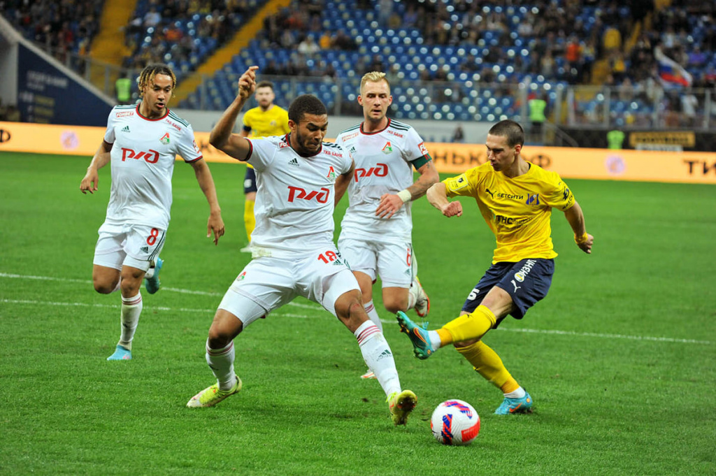 Трое на одного: с мячом –Роман ТУГАРЕВ.