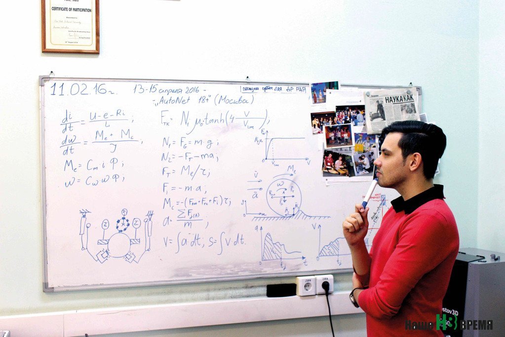 Алексей Лысенко ломает голову над созданием очередного робота.