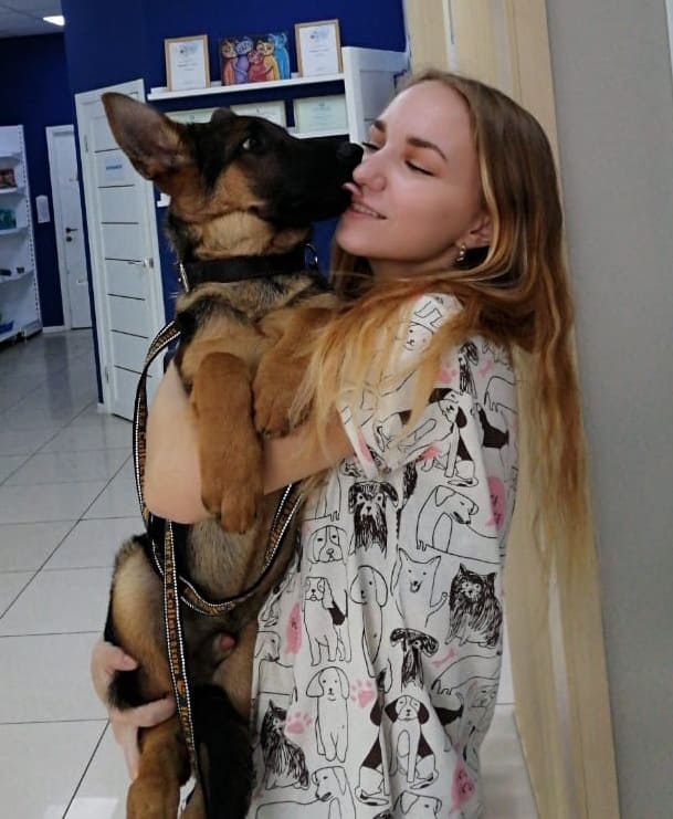 Пациента по кличке Мерс, который кидается к своему доктору с радостью, Александра пока может взять на руки – немецкой овчарке всего пять месяцев, и оба – просто счастливы. Пациента по кличке Мерс, который кидается к своему доктору с радостью, Александра пока может взять на руки – немецкой овчарке всего пять месяцев, и оба – просто счастливы.