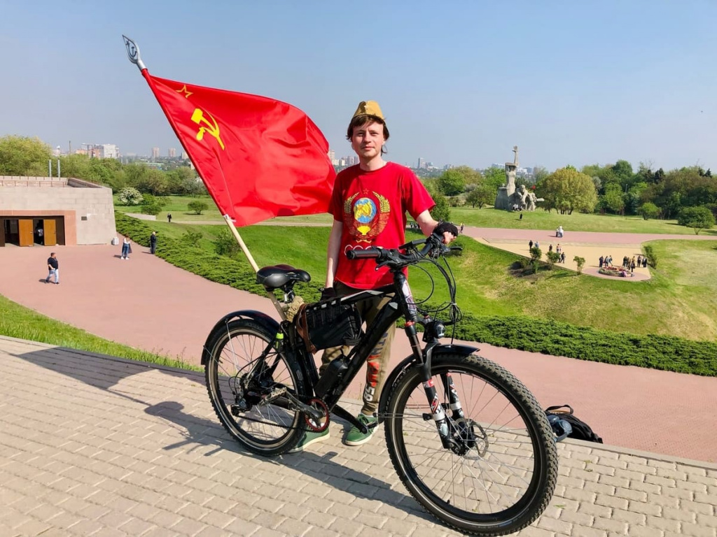 Ростовчанин Александр КОШЕЛЬ в День Победы катался на велосипеде по городу. Маршрут продумал таким образом, чтобы попасть к главным мемориальным комплексам Ростова. Ростовчанин Александр КОШЕЛЬ в День Победы катался на велосипеде по городу. Маршрут продумал таким образом, чтобы попасть к главным мемориальным комплексам Ростова.