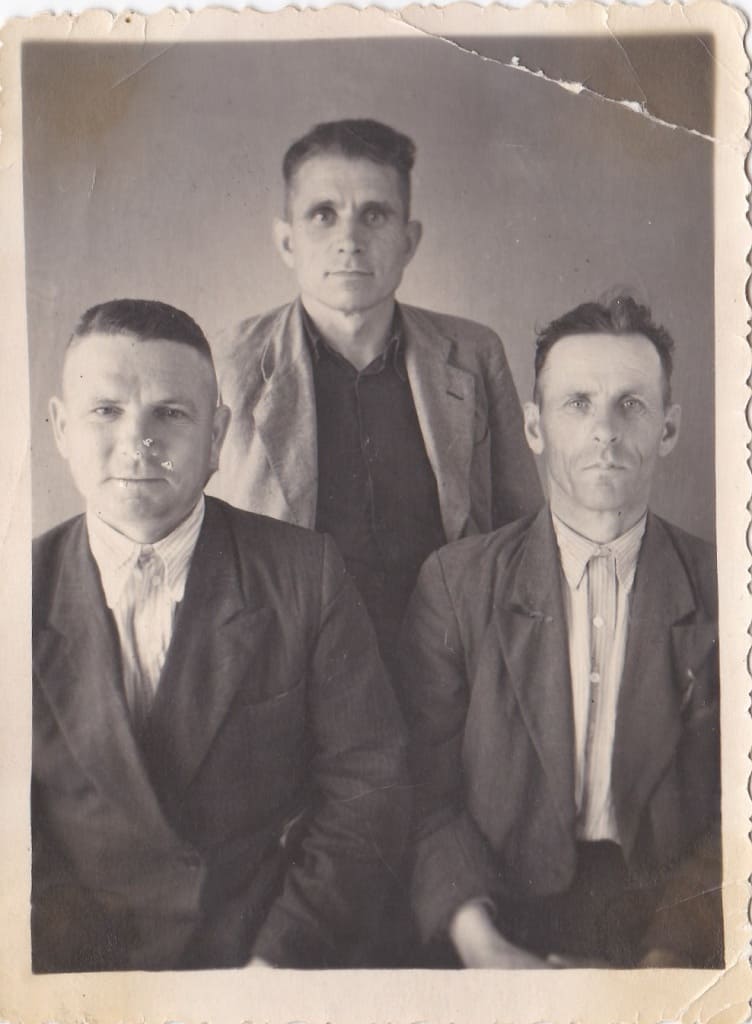 Алексей Михайлович Коренев (первый справа)