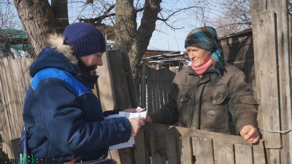 – Вам – пять тысяч от Путина! Получите, распишитесь… – с этими словами Людмила Мещерякова стучалась в каждый двор, где живут ее подопечные.