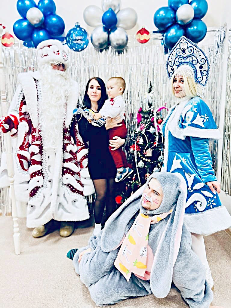 Для сына Екатерины ТРУШКИНОЙ этот новогодний утренник – первый. Улыбались и радовались все. 