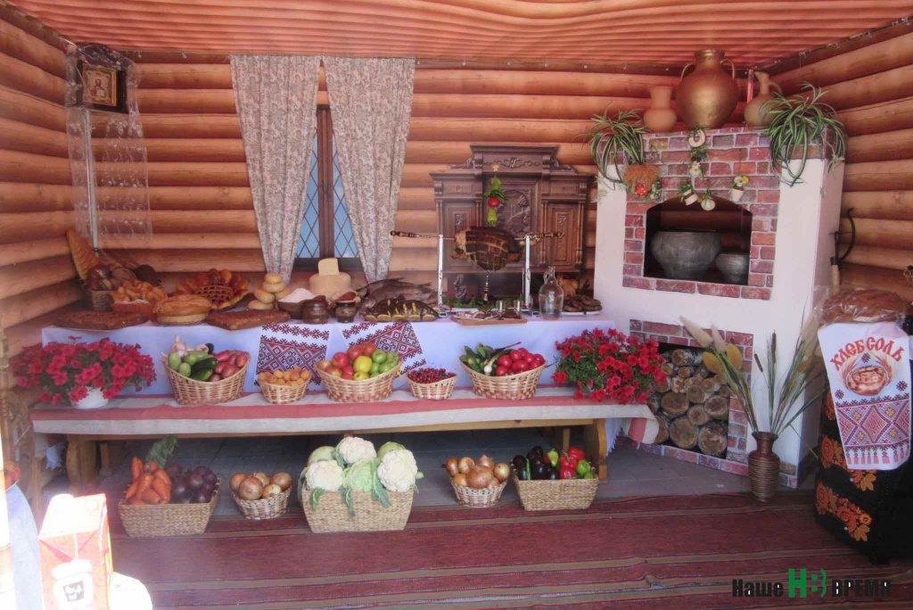 Продукция кооператива «Семикаракорский» и фермера Косенко, оформившего такой оригинальный павильон, привлекла всеобщее внимание.