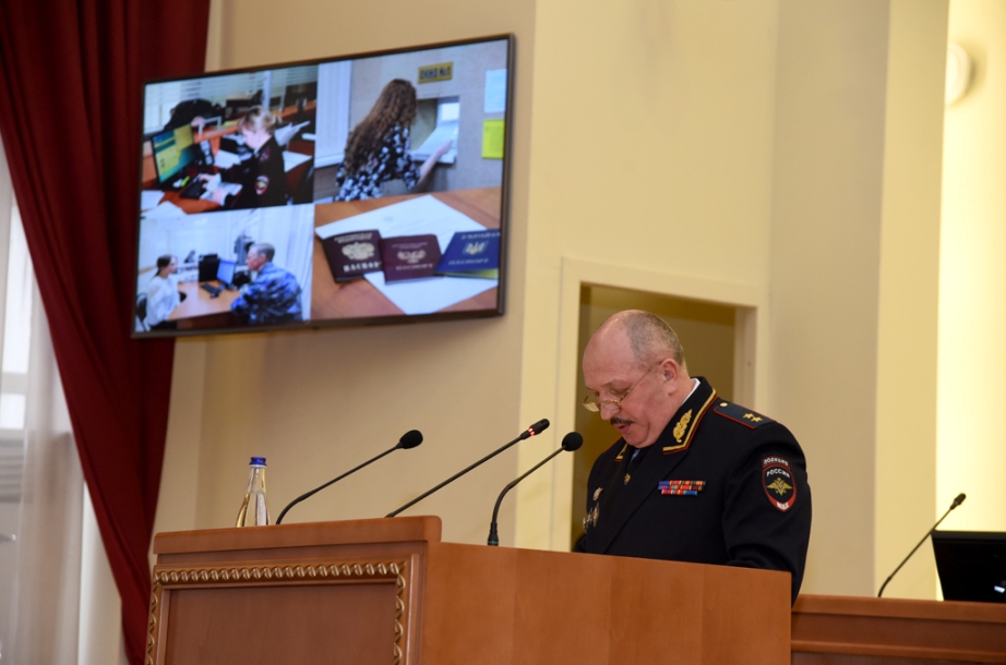 На трибуне генерал О. Агарков. Источник фото: zsro.ru