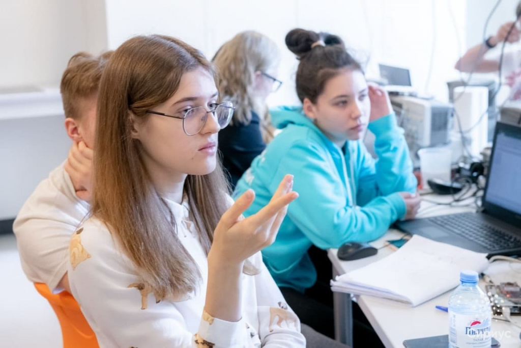 Елена мечтает заниматься медициной и уже продолжительное время серьезно изучает физику и химию, ведет проектную деятельность в Совете Юниоров Росатома.