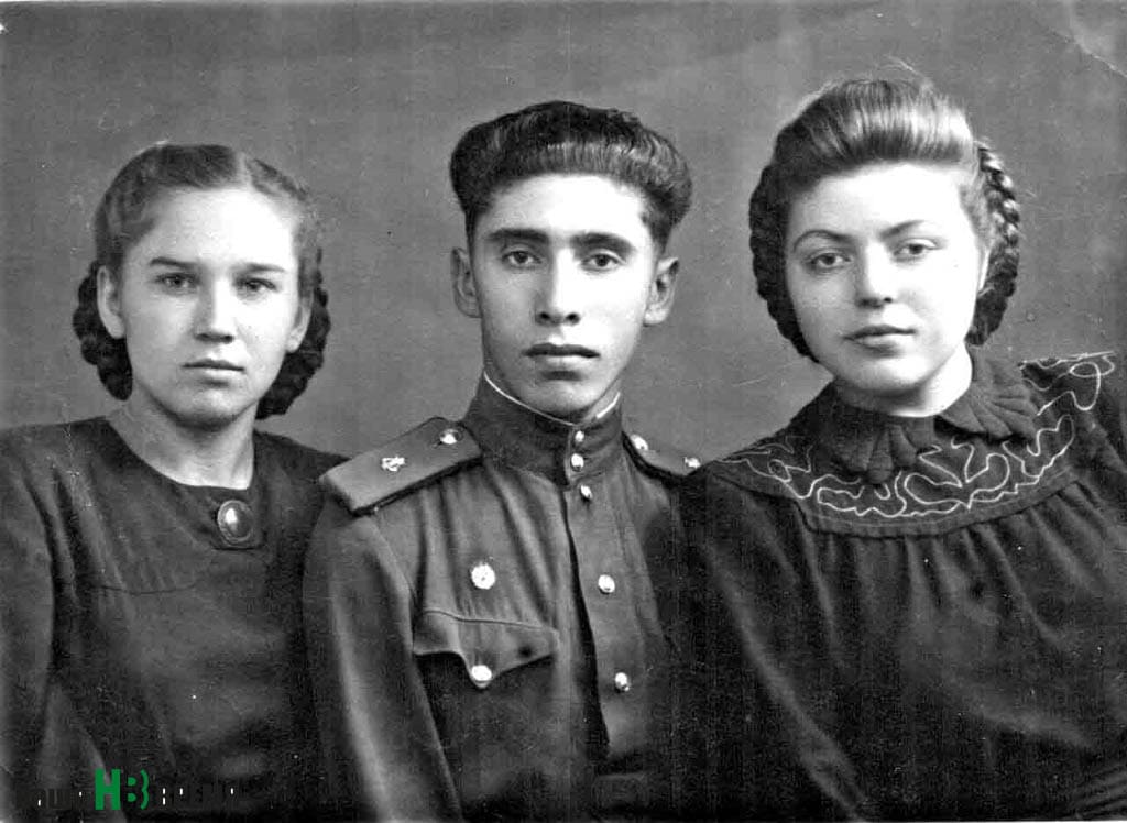 Дети войны (Лидия Степановна – справа).