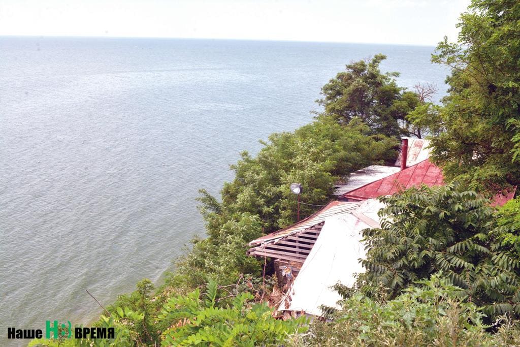 Немало и заброшенных жилищ. Их и не сносят, и не консервируют — так и стоят никому не нужные.