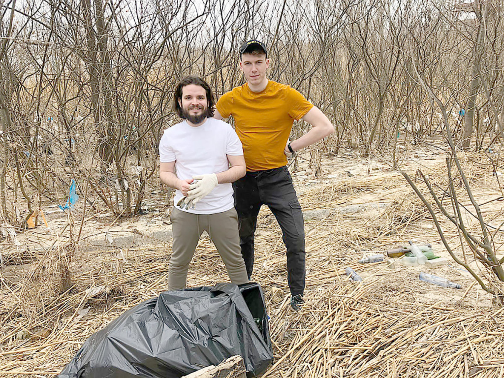 Экоактивист Никита БУРМИСТРОВ и ведущий инженер по благоустройству ЖКХ Железнодорожного района Александр ЧИСТЯКОВ: «Под мостом за один день собрали 200 килограммов стекла, около 100 мешков мусора. Так что субботники в районе будем проводит до самой осени».