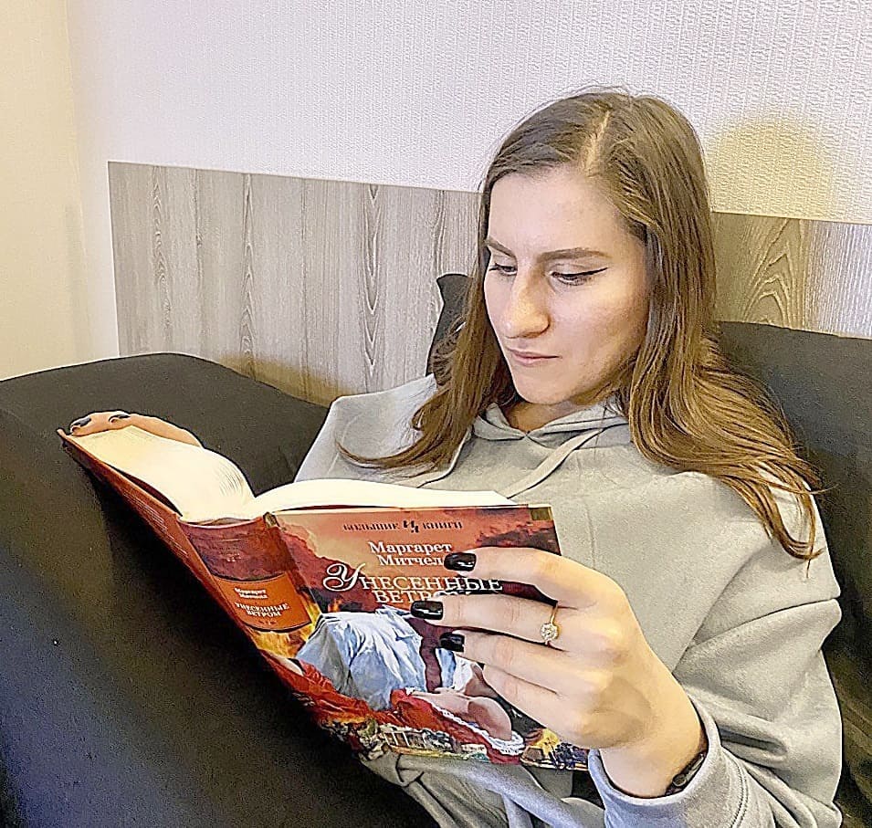 Маргарита МАТЯШЕВА: «Больше всего мне нравится читать в транспорте или дома перед сном. Без этого не обходится ни один мой день. Причем для этого я всегда покупаю печатные книги в красивом переплете. Здорово иметь дома собственную библиотеку. Сейчас читаю роман Маргарет Митчелл «Унесенные ветром», рекомендую!»