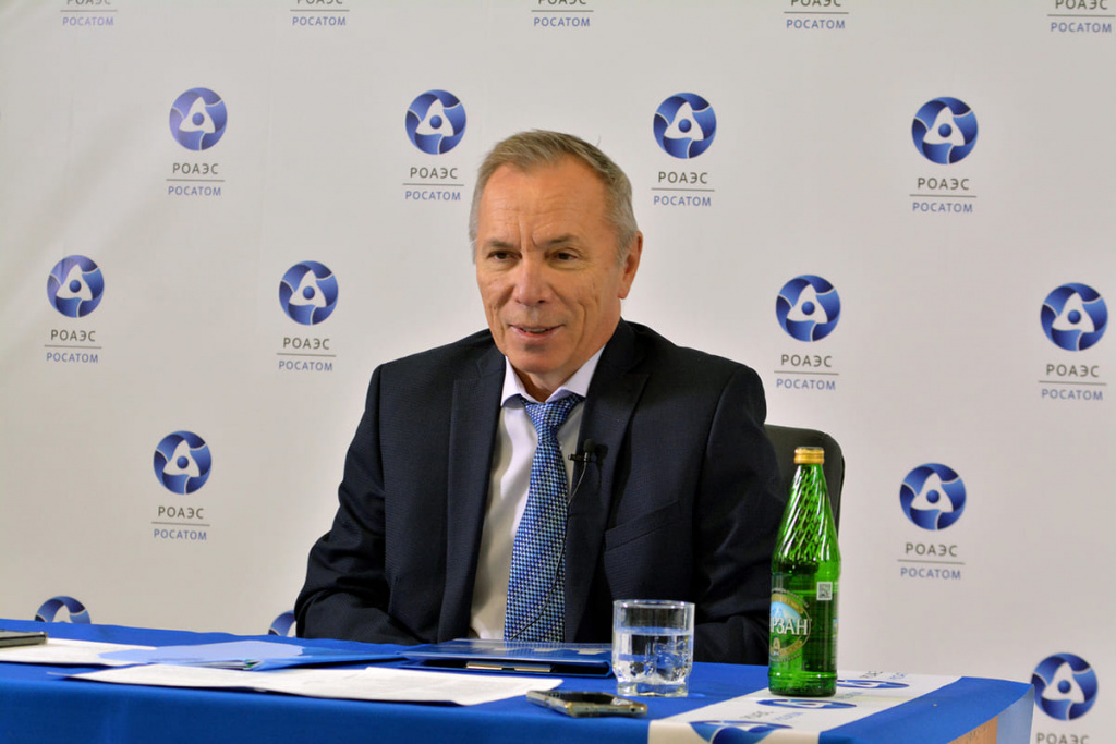 «Даже наши подразделения покупают электроэнергию на общих основаниях, а тарифы вызывают удивление», – сказал Андрей САЛЬНИКОВ, – «стоимость произведенного на АЭС электричества – 1 рубль 30 копеек, за эту цену станция его продает. Стоимость электричества в Ростовской области по социальной норме 4 рубля 40 копеек, а сверх нее – 6 рублей 18 копеек.