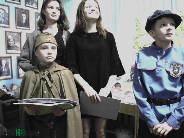 Максим САМОЙЛЕНКО, Мирослав САПЕЛКИН, Лиза ЦАРЕГОРОДЦЕВА и Настя ЗАИЧЕНКО к работе в музее подходят творчески... Максим САМОЙЛЕНКО, Мирослав САПЕЛКИН, Лиза ЦАРЕГОРОДЦЕВА и Настя ЗАИЧЕНКО к работе в музее подходят творчески...