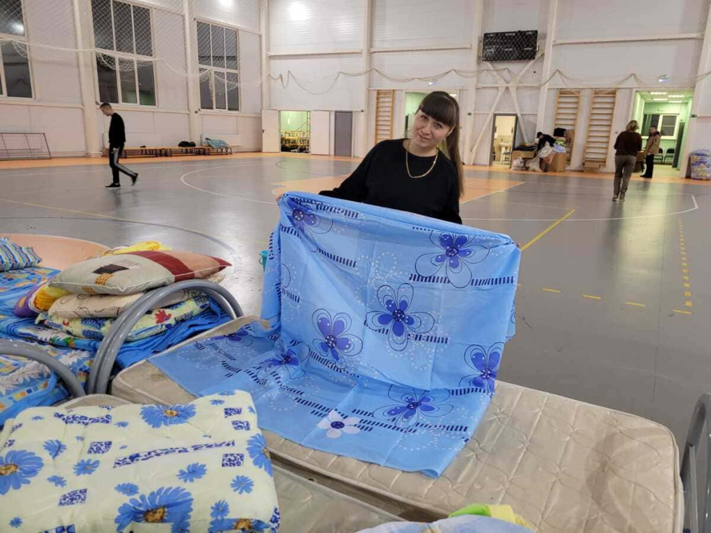 Женщины приготовили постели для уставших после долгой дороги людей.
