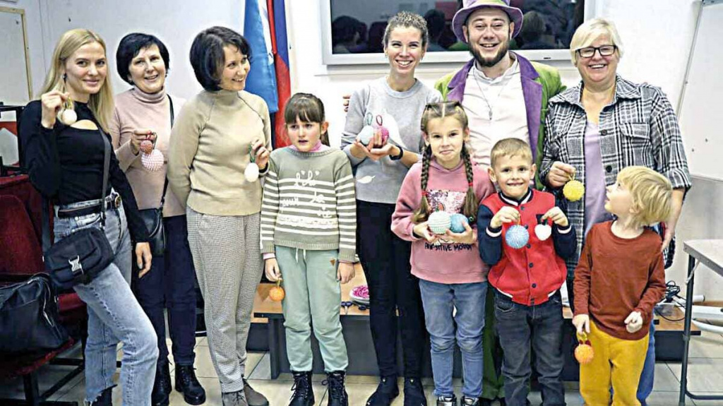 Для ребятишек из Донецкой и Луганской народных республик проходят мастер-классы по изготовлению новогодних игрушек.