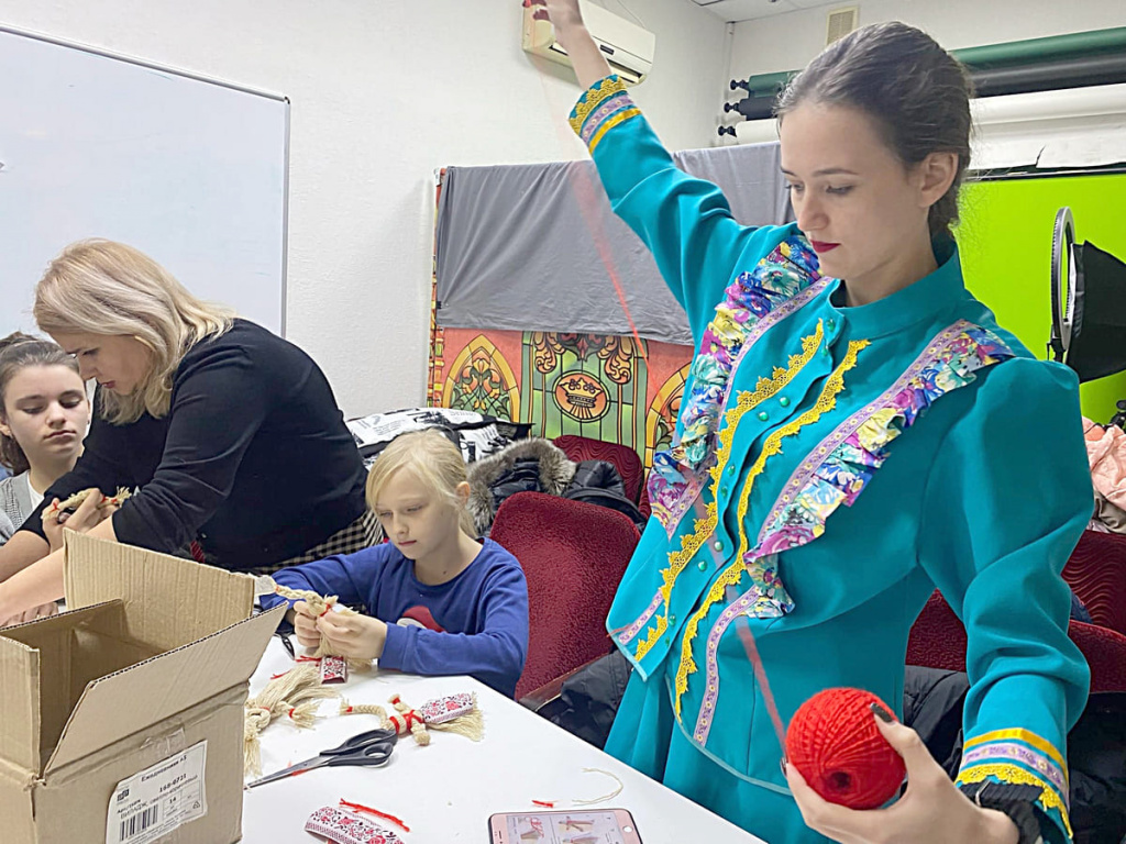 Делать куклы-обереги оказалось очень увлекательно.