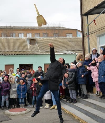 Соревноваться в метании веника в высоту – дело непростое.
