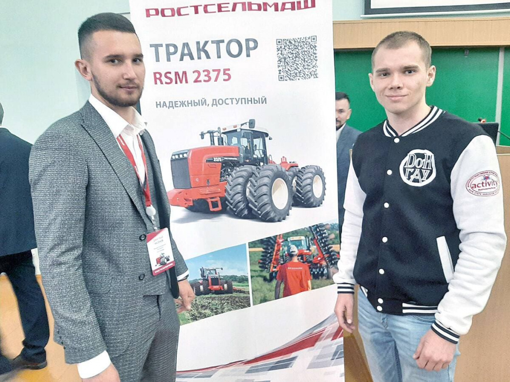 Менеджер по послепродажному обслуживанию компании ООО «Югагромаш» Дмитрий АКСЁНОВ и студент второго курса агрономического факультета ДонГАУ Дмитрий ИВАНОВ смогли обсудить все перспективы трудоустройства после прохождения обучения в специализированном классе Ростсельмаш.