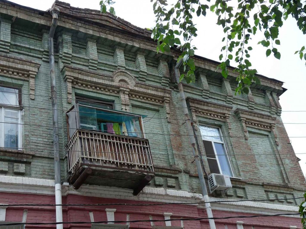 Дом по переулку Крыловскому, 37. Одна оштукатуренная часть, другая – кирпичная. Смотрятся как два разных дома. Дом по переулку Крыловскому, 37. Одна оштукатуренная часть, другая – кирпичная. Смотрятся как два разных дома.