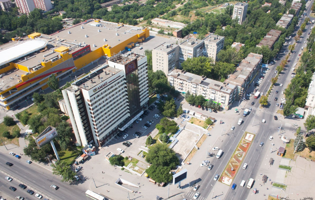 Так выглядела еще недавно площадь Ленина сверху. Судите, сами, нужно ли здесь еще одно здание.