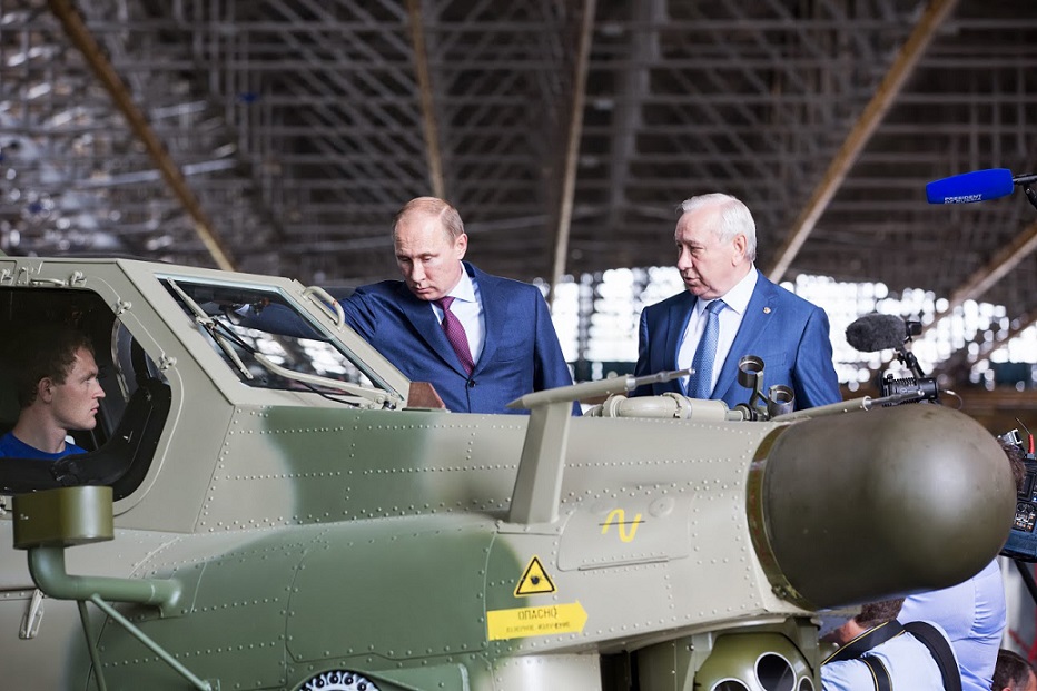 В. Путин и Б. Слюсарь. Во время одного из приездов президента России на "Роствертол".