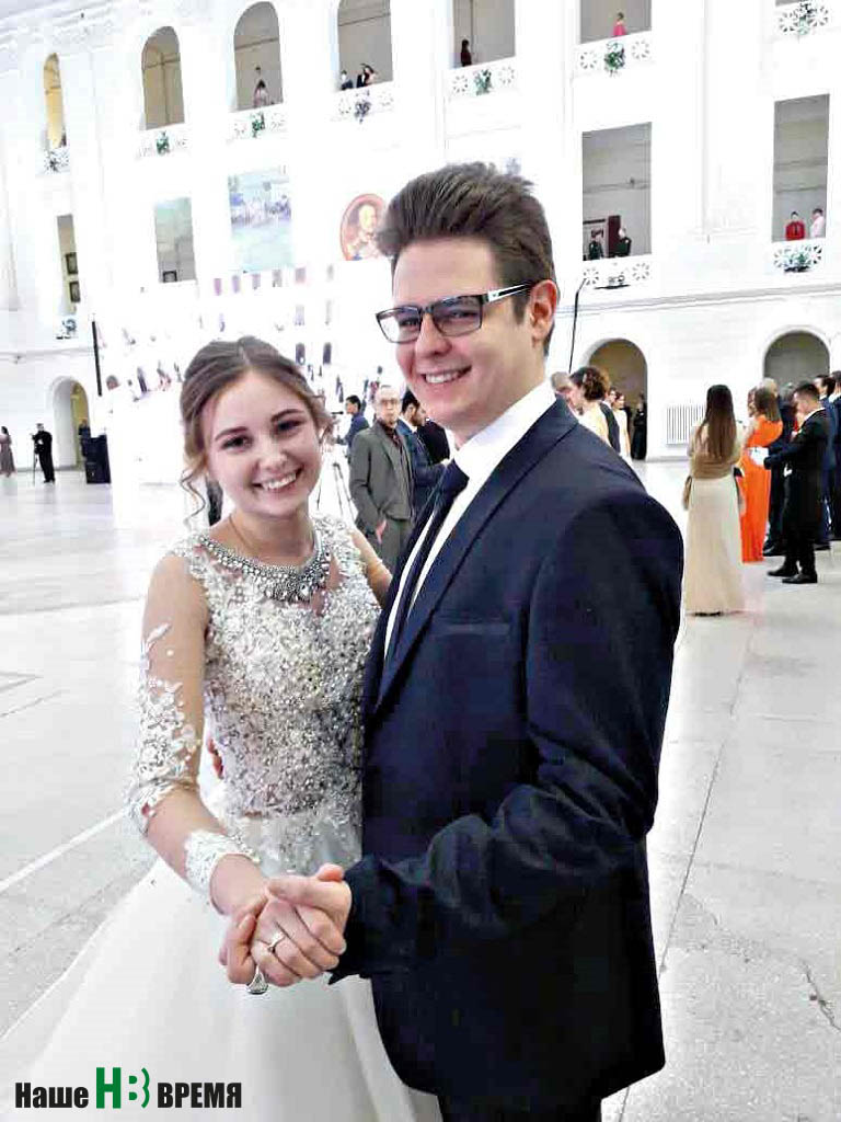 Первокурсница Ростовского государственного экономического университета (РИНХ) Татьяна Дерещук приехала на бал в... свадебном платье. Месяц назад Таня вышла замуж. Платье очень красивое. В нем она похожа на настоящую принцессу.Сопровождает Татьяну муж Дмитрий. Дима работает ассистентом оператора телеканала «Звезда». На таком празднике ребята впервые.