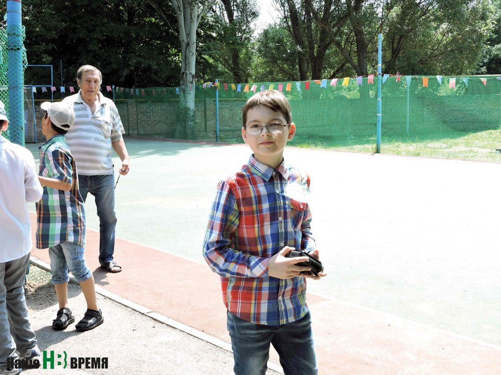 Незаметно для всех праздник снимал на видеокамеру юнкор Никита Юнаковский, который учится в школе юных корреспондентов «ПУСК» (РЦ «Добродея»). 