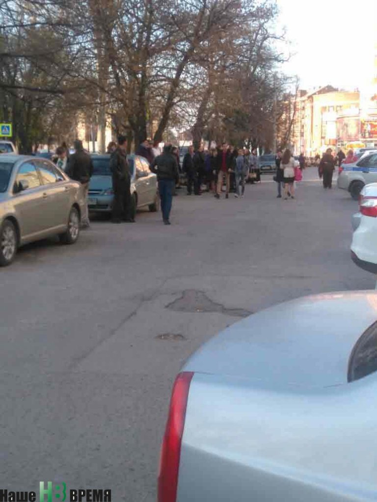 В понедельник из-за подозрительного предмета эвакуировали людей из отделения банка в районе Сельмаша. К счастью, все обошлось.