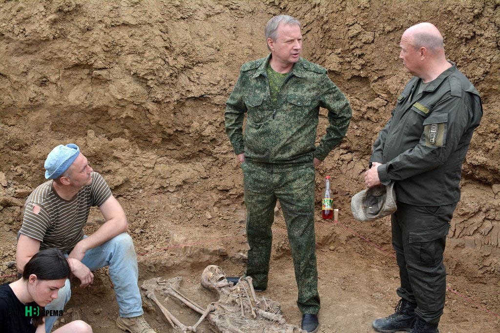 Под сальском. Раскопки в Сальске кирпичный завод. Сальский карьер смерти. Офицеры кирпичных карьеров.