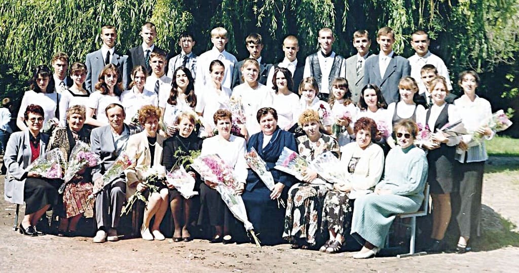 Выпускники 2001 года Николаевской средней школы (Константиновский район)